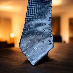 Elegant Blue silk Louis Vuitton Patterned Tie